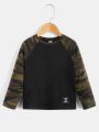 SHEIN Kids EVRYDAY Toddler Boys Camo Raglan Sleeve Patched Tee