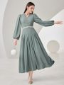 SHEIN Modely Ladies' Solid Color Lantern Sleeve Dress With Notched Neckline & Pleats