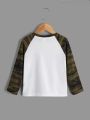 SHEIN Kids EVRYDAY Toddler Boys Camo Raglan Sleeve Patched Tee