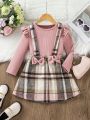 SHEIN Kids QTFun Little Girls' Pink Round Neck Flying Sleeve Top & Plaid Overall Dress With Bowknot, 2pcs/set