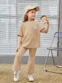 SHEIN Kids Nujoom Little Girls' Loose Casual Vintage Style Patched Letter Drop Shoulder Blouse And Flare Pants Set