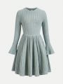 SHEIN Kids EVRYDAY Girls' Ribbed Knit Solid Color Bell-sleeve Dress 2pcs/set