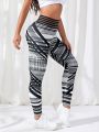 Yoga Trendy Striped & Geo Print Wideband Waist Sports Leggings