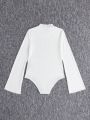 SHEIN Tween Girl Sporty & Cool Knitted Solid Color Bodysuit With Stand Collar, Flared Sleeves And Slim Fit Style