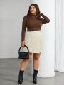 SHEIN Privé Plus Size Women's Solid Color Mini Skirt