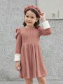 SHEIN Kids Nujoom Young Girl Retro Color-Block Fuzzy Sleeve Cuffed Leg-Of-Mutton Sleeve Dress With Beret (Without Waist Chain)