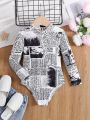 SHEIN Kids Cooltwn Little Girls' Fashionable Sports Knitted Round Neck Bodysuit With Newspaper Print