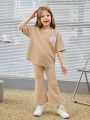 SHEIN Kids Nujoom Little Girls' Loose Casual Vintage Style Patched Letter Drop Shoulder Blouse And Flare Pants Set