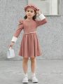 SHEIN Kids Nujoom Young Girl Retro Color-Block Fuzzy Sleeve Cuffed Leg-Of-Mutton Sleeve Dress With Beret (Without Waist Chain)