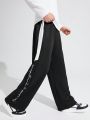 SHEIN Teenage Boys' Casual Loose Fit Side Stripe & Colorblock Patchwork English Print Knitted Straight Leg Pants